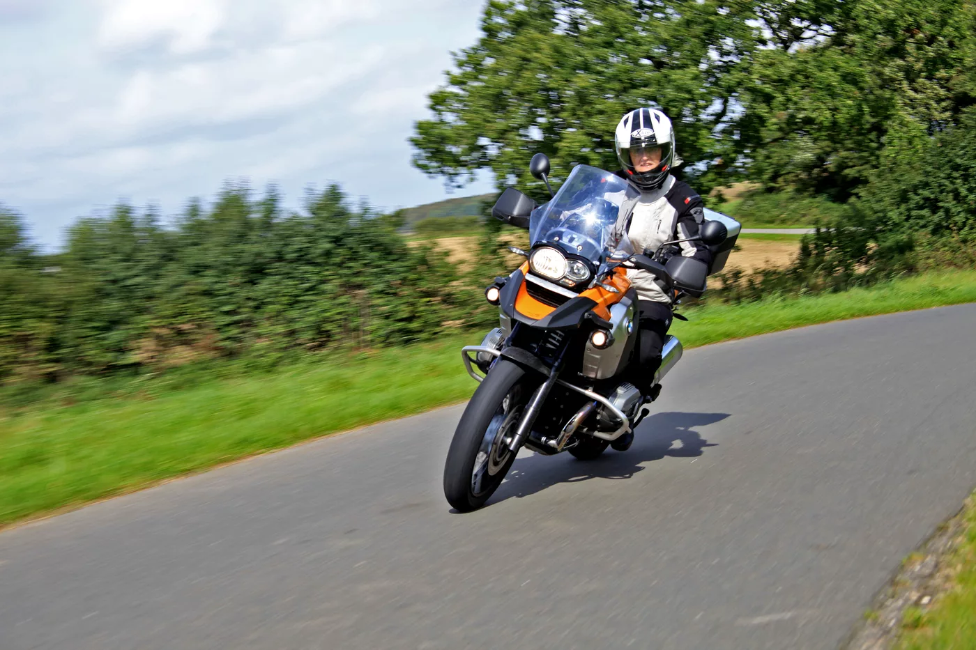 Motorrad in Fahrt auf einer Landstraße, Umgebung in Bewegungsunschärfe