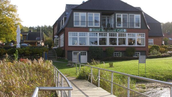 Fährhaus Niederkleveez, Bösdorf Fährhaus Niederkleveez, Bösdorf